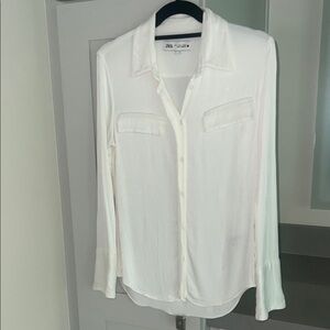 Zara Classic White Shirt in a beautiful fabric. NO FLAWS. GREAT DEAL.
